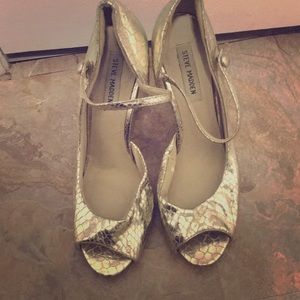 Steve Madden golden peep toe slippers ✨